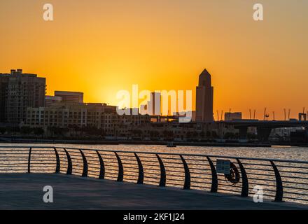Dramatischer Sonnenuntergang über der Skyline der Stadt Stockfoto