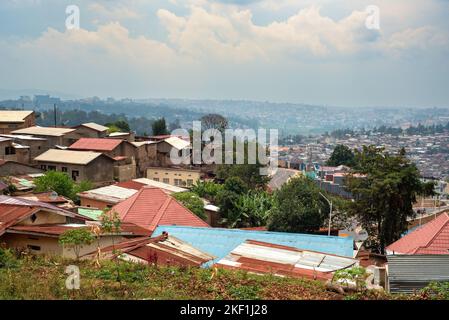 Kigali, Ruanda - 17 2022. August: Blick über die dicht gedrängten Häuser im Vorort Nyamirambo von Kigali. Stockfoto