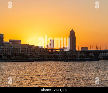Dramatischer Sonnenuntergang über der Skyline der Stadt Stockfoto