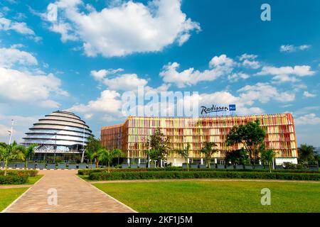 Kigali, Ruanda - 19 2022. August: Kigali Convention Center und Radison Blu Hotel an einem sonnigen Tag. Die Anlage, nach dem Inneren eines Königs pa entworfen Stockfoto