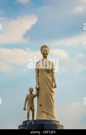 Kigali, Ruanda - 19 2022. August: Diese Statue einer Frau und eines Kindes in traditioneller ruandischer Kleidung thront über einem beliebten Kreisverkehr in Kimihurura. Stockfoto