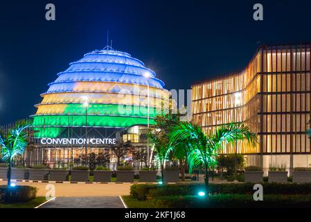 Kigali, Ruanda - 19 2022. August: Kigali Convention Center in der Nacht, beleuchtet in den Farben der ruandischen Flagge. Die Anlage ist für eine Varie ausgelegt Stockfoto