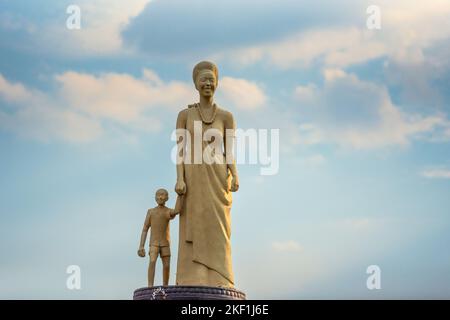 Kigali, Ruanda - 19 2022. August: Statue einer Frau und eines Kindes in traditioneller ruandischer Kleidung auf einem Brunnen in Kimihurura. Stockfoto