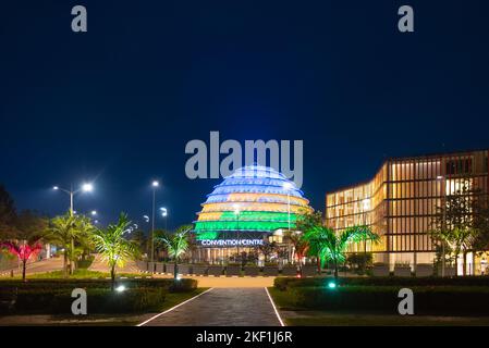 Kigali, Ruanda - 19 2022. August: Kigali Convention Center leuchtet in den Farben der ruandischen Flagge. Die Anlage, die nach dem Inneren eines Königs' Stockfoto