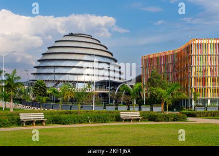 Kigali, Ruanda - 19 2022. August: Kigali Convention Center an einem sonnigen Tag. Die Anlage, die nach dem Inneren eines Königspalastes entworfen wurde, beherbergt eine Vielzahl von Einrichtungen Stockfoto