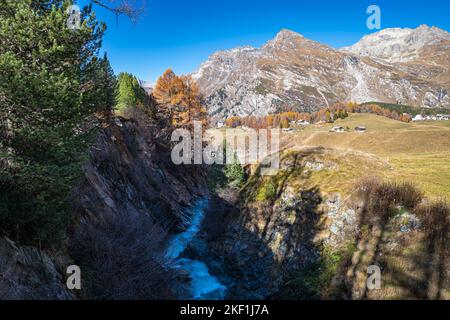 Getuggtes alpines Berggebiet mit einer Schlucht, durch die der Fluss Orlegna fließt, in der Nähe des Malojapasses im Kanton Graubünden, Schweiz. Stockfoto