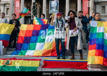 London, Großbritannien. 12.. November 2022. Bolivianische Solidaritätsaktivisten protestieren auf dem Trafalgar-Platz, um die prekäre politische Situation in Bolivien hervorzuheben, einschließlich der Gewalt gegen indigene Völker und der Gefahr eines rechten Staatsstreichs zum Sturz der Regierung von Luis Arce. Bolivien hat seit der Unabhängigkeit 1825 mehr als 190 Staatsstreiche und Revolutionen erlebt, zuletzt 2019 gegen die linke Regierung von Evo Morales. Kredit: Mark Kerrison/Alamy Live Nachrichten Stockfoto