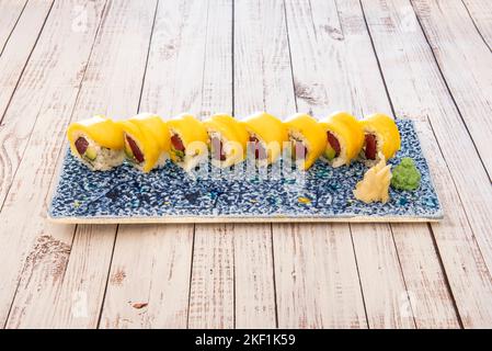 Mango- und Avocado-Uramaki-Sushi-Rolle mit rotem Thunfisch und philadelphia-Käse Stockfoto