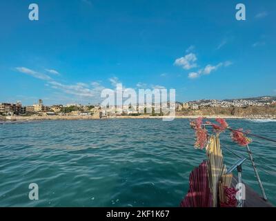 Berühmte und historische Mittelmeerküstenstadt Byblos, Libanon - Touristenattraktionen mit Restaurants und Booten im Libanon - Blick vom Meer Stockfoto