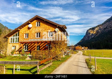 Kleine Herbstwanderung durch die wunderschöne Landschaft im Allgäu bei Oberstdorf - Bayern - Deutschland Stockfoto