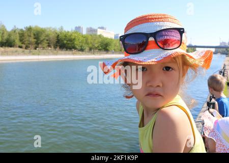 Überraschendes Mädchen beim Betrachten der Kamera. Menschliche Emotionen, Gesichtsausdruck Konzept. Stockfoto