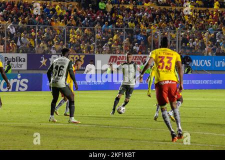 Quito, Ecuador - Ligapro Finale 2022 Aucas gegen Barcelona SC. Damian 'Kitu' Diaz dribbelt gegen Spieler von Aukas. Stockfoto