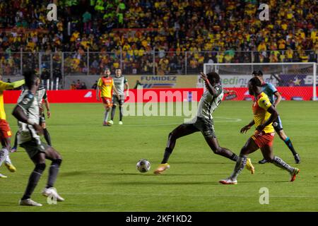 Quito, Ecuador - Ligapro Finale 2022 Aucas gegen Barcelona SC. Spieler beider Teams streiten sich um die Ballposition Stockfoto