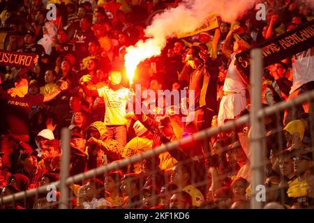 Quito, Ecuador - Ligapro Finale 2022 Aucas gegen Barcelona SC. Die Fans des Sportclubs von Barcelona jubeln ihr Team während des Besuchs des Meisterschaftsspiels an Stockfoto