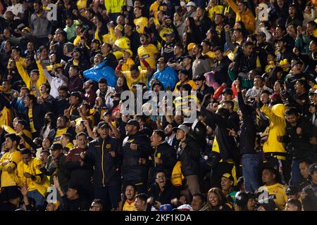 Quito, Ecuador - Ligapro Finale 2022 Aucas gegen Barcelona SC. Die Fans des Sportclubs von Barcelona jubeln ihr Team während des Besuchs des Meisterschaftsspiels an Stockfoto