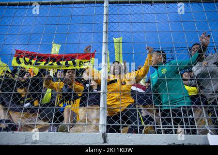 Quito, Ecuador - Ligapro Finale 2022 Aucas gegen Barcelona SC. Die Fans des Sportclubs von Barcelona jubeln ihr Team während des Besuchs des Meisterschaftsspiels an Stockfoto