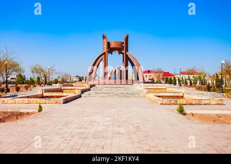 Urgench, Usbekistan - 13. April 2021: Das Avesto-Denkmal befindet sich im Avesta-Parkkomplex in Urgench, Usbekistan Stockfoto