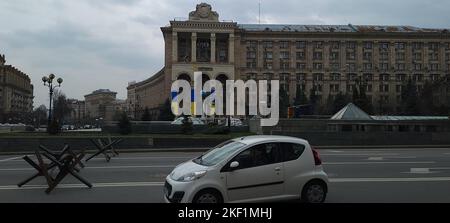 Ein weißes Auto auf der Straße des Independence Square mit Anti-Tank-Hindernisse. Kiew, Ukraine Stockfoto