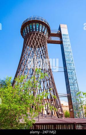 Bukhara, Usbekistan - 16. April 2021: Der Wasserturm von Bukhara oder der Shukhov-Turm befindet sich gegenüber der Arche-Festung in der Stadt Bukhara, Usbekistan Stockfoto