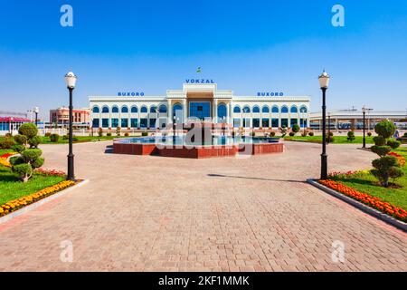 Bukhara, Usbekistan - 16. April 2021: Das Gebäude von Buxoro Vokzal ist der wichtigste Bahnhof für Personenbeförderung in der Stadt Bukhara, Usbekistan Stockfoto