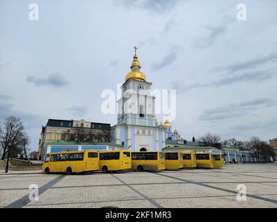 Die gelben Busse parkten während der russischen Invasion auf dem leeren Michaelsplatz. Kiew, Ukraine. Stockfoto