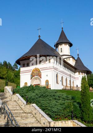 Das alte Pangarati-Kloster an einem sonnigen Tag im Kreis Neamt, Rumänien Stockfoto