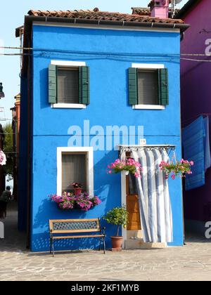 Malerisches blaues Haus auf der venezianischen Insel Burano Stockfoto