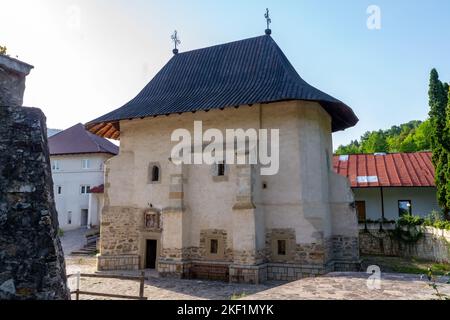 Das alte Pangarati-Kloster an einem sonnigen Tag im Kreis Neamt, Rumänien Stockfoto