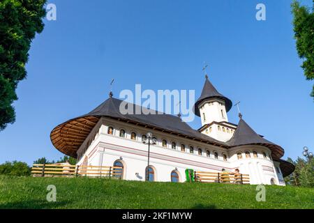 Das alte Pangarati-Kloster an einem sonnigen Tag im Kreis Neamt, Rumänien Stockfoto