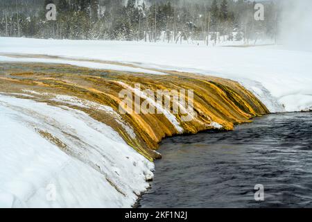 Black Sand Geyser Basin im Winter - Abfluss in Iron Spring Creek, Yellowstone National Park, Wyoming, USA Stockfoto