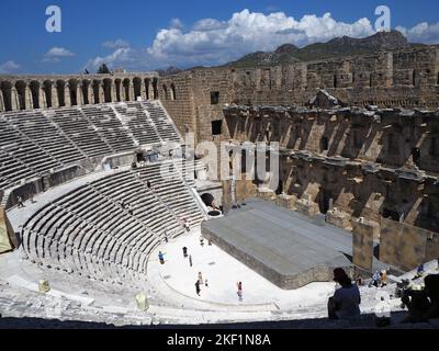 Antikes Amphitheater in Aspendos Ancient City. Aksu, Antalya Türkiye - August 2022 Stockfoto