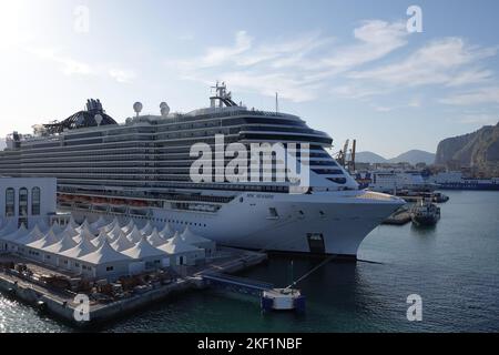 Das Kreuzfahrtschiff MSC Seaside im Hafen von Palermo, Italien Stockfoto