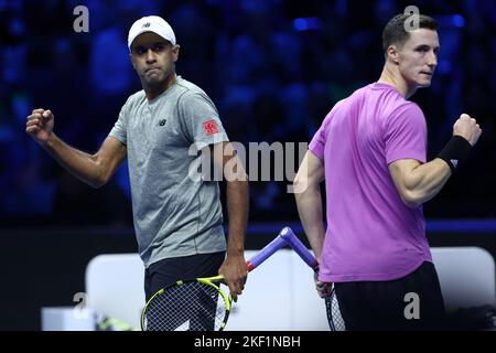 Turin, italien, 16/11/2022, Turin, Italien. 15.. November 2022. Rajeev RAM aus den USA feiert mit seinem Teamkollegen Joe Salisbury aus Großbritannien im Round Robin Red Group Doppelspiel zwischen Rajeev RAM aus den USA und Joe Salisbury Rojer aus Großbritannien gegen Lloyd Glassspool aus Großbritannien und Harri Heliovaara aus Finnland am dritten Tag der Partie Nitto ATP World Tour Finals bei Pala Alpitour am 15. November 2022 in Turin, Italien Credit: Marco Canoniero/Alamy Live News Stockfoto