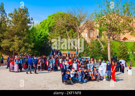 Samarkand, Usbekistan - 18. April 2021: Nicht identifizierte Pilger am Mausoleum des heiligen Daniel in der Stadt Samarkand in Usbekistan Stockfoto