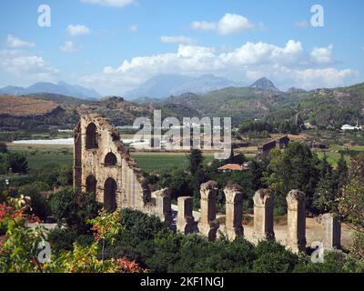 Aquädukt-Ruinen der antiken Stadt Aspendos in Antalya, Türkiye. Es transportierte Wasser aus den Bergen in die Stadt. Stockfoto