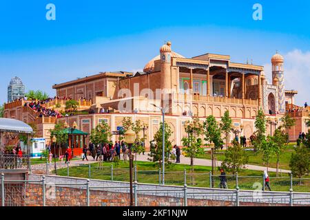 Samarkand, Usbekistan - 18. April 2021: Hazrat Khizr oder Hazret Hyzr Moschee in der Stadt Samarkand in Usbekistan Stockfoto