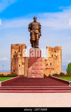 Shahrisabz, Usbekistan - 19. April 2021: Tamerlane oder Amir Timur Denkmal und AK-Saray oder AK Saray Palast in der Stadt Shahrisabz in Usbekistan Stockfoto