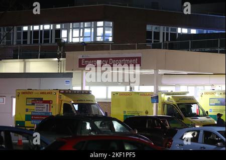 Eine allgemeine Ansicht der Unfall- und Notaufnahme im Craigavon Area Hospital in der Nähe von Belfast. Das Krankenhaus ist zur neuesten Gesundheitseinrichtung geworden, die um Unterstützung bei der Befreiung von Betten appelliert. Es wurde beschrieben, dass es am Dienstagabend unter extremem Druck operierte, wobei 138 Patienten in der Notaufnahme warteten und Krankenwagen draußen Schlange standen. Der Southern Health Trust hat alle Patienten und Familien aufgefordert, das Krankenhaus zu unterstützen, indem sie Betten freisetzen, die für sehr kranke Patienten erforderlich sind. Bilddatum: Dienstag, 15. November 2022. Stockfoto