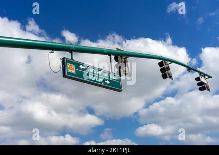 Anaheim, CA, USA – 1. November 2022: Ein hängendes Straßenschild für Convention Way und Parken mit Pfeilen im Anaheim Resort District in Anaheim, Calif Stockfoto