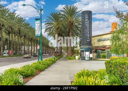 Anaheim, CA, USA – 2. November 2022: Blick auf die Katella Avenue mit Palmen und den Anaheim Garden Walk im Anaheim Resort Distri Stockfoto