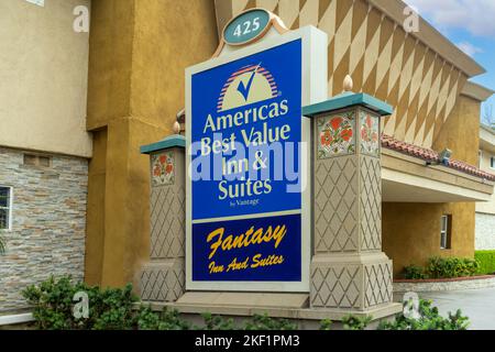 Anaheim, CA, USA – 2. November 2022: Denkmal für Americas Best Value Inn and Suites im Anaheim Resort District an der Katella Ave in Ana Stockfoto