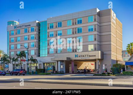 Anaheim, CA, USA – 3. November 2022: Blick auf die Straße des Hyatt House-Gebäudes, einem Hotel für längere Aufenthalte, das sich im Anaheim Resort District in Anaheim, C, befindet Stockfoto