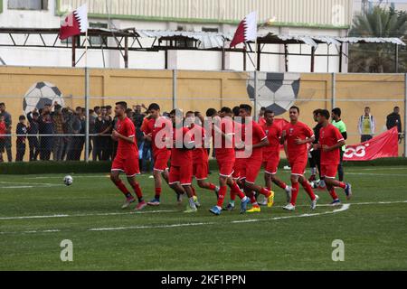 Die Spieler des Jugendclubs Rafah posieren ein Mannschaftsspiel "Ecuadors" gegen den Union Club Khan Yunis, das als "Qatar"-Team in einem WM-Spiel 2022 in Katar spielt Stockfoto