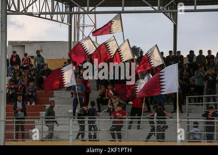 Die Spieler des Jugendclubs Rafah posieren ein Mannschaftsspiel "Ecuadors" gegen den Union Club Khan Yunis, das als "Qatar"-Team in einem WM-Spiel 2022 in Katar spielt Stockfoto
