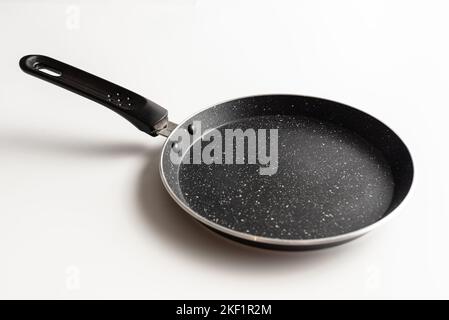 Leere Pfanne für Pfannkuchen auf weißem Hintergrund Stockfoto