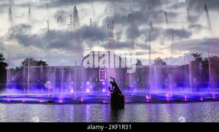 London, Großbritannien. 15.. November 2022. Das Palmenhaus und der Teich davor sind mit einer schönen Licht- und Lasershow zur Musik beleuchtet. Weihnachten in Kew, der festliche Lichtweg im botanischen Garten von Kew, ist nun im zehnten Jahr wieder für die Öffentlichkeit zugänglich und wird bis zum 8. Januar 2023 geöffnet sein. Kredit: Imageplotter/Alamy Live Nachrichten Stockfoto