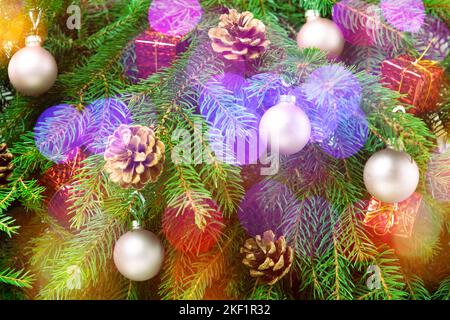 Weihnachtsbaum mit Weihnachtskugeln Tapete. Weihnachtsbaum als Hintergrund. Stockfoto