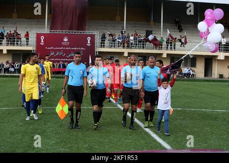 Die Spieler des Jugendclubs Rafah posieren ein Mannschaftsspiel "Ecuadors" gegen den Union Club Khan Yunis, das als "Qatar"-Team in einem WM-Spiel 2022 in Katar spielt Stockfoto