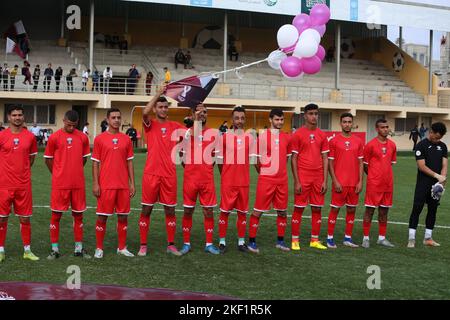 Die Spieler des Jugendclubs Rafah posieren ein Mannschaftsspiel "Ecuadors" gegen den Union Club Khan Yunis, das als "Qatar"-Team in einem WM-Spiel 2022 in Katar spielt Stockfoto