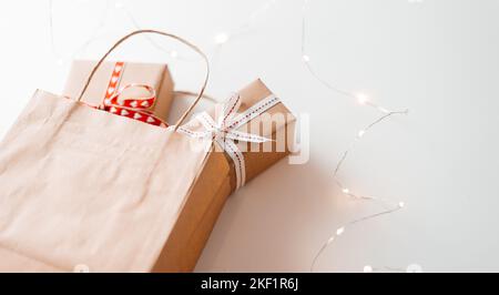 Braunes Einkaufstütenpapier mit Geschenkschachteln Stockfoto